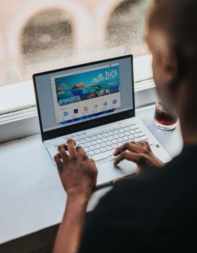 windows-6UBGkIbcfQI-unsplash